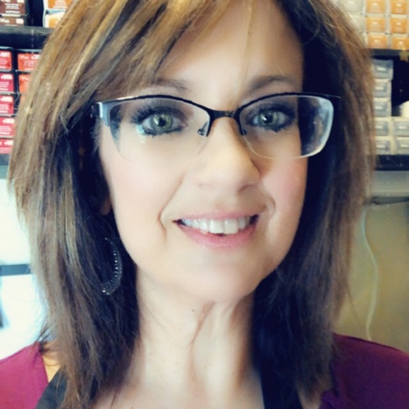 Meet your Posher, Amanda - Picture 2 of 2